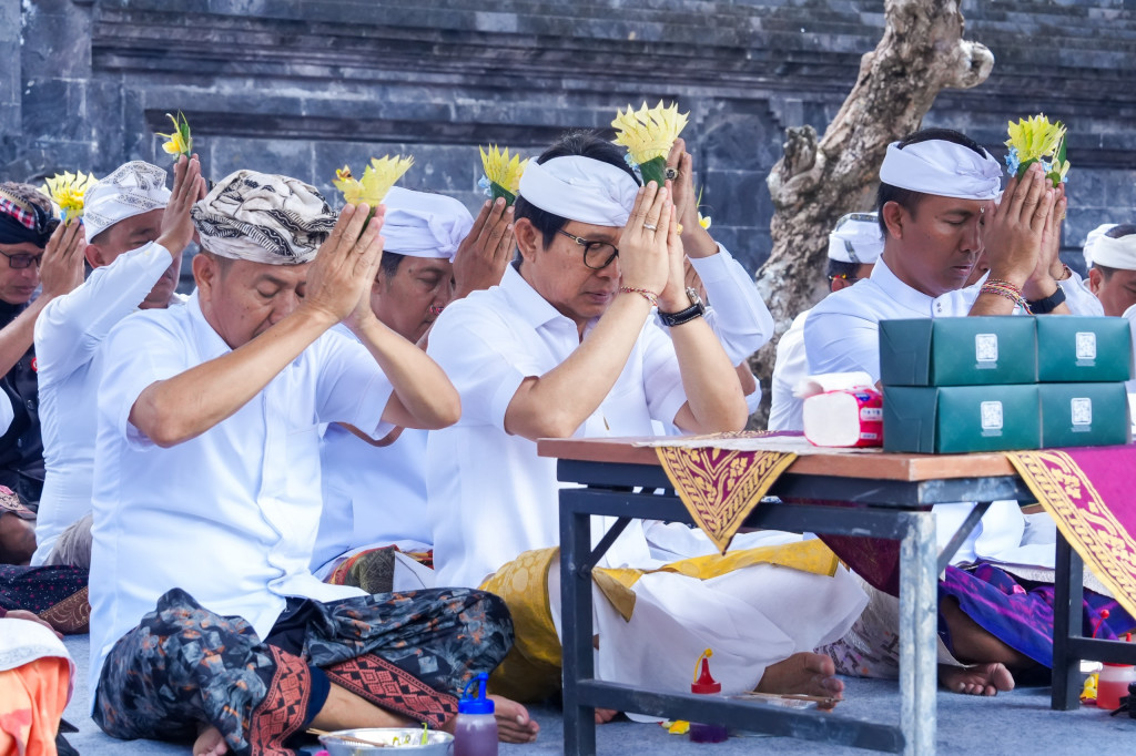 Sekda Hadiri Karya Melaspas Alit di Pura Muaya Jimbaran